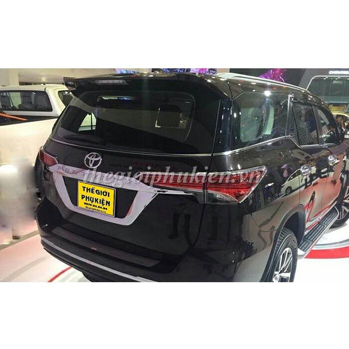 Ốp trang trí tay mở cốp sau Toyota Fortuner 2017-2019
