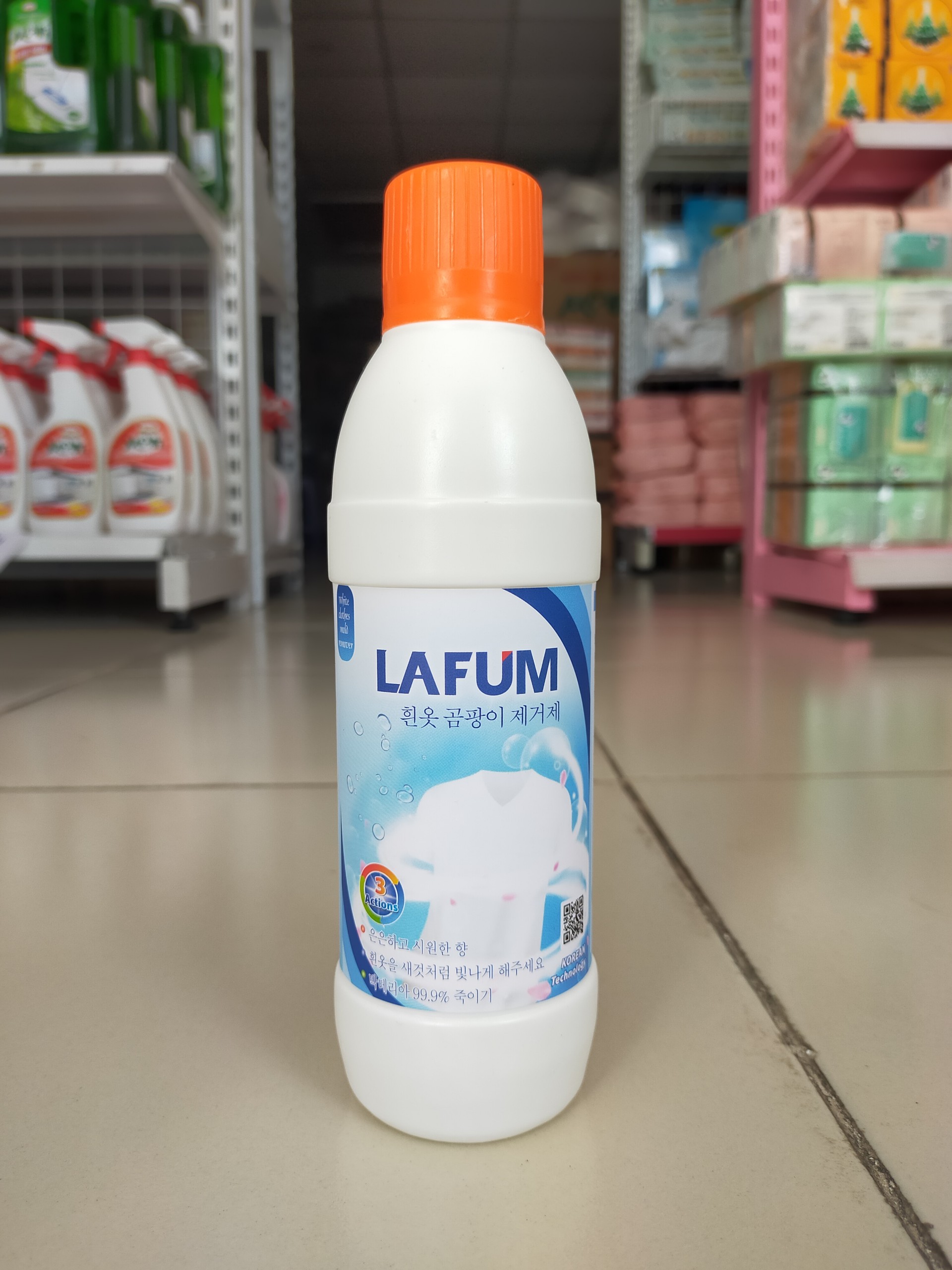 Tẩy Trắng Quần Áo Trắng Lafum 350ml giúp quần áo trắng sáng như mới, Tẩy sạch các vết mốc đen, vết ố lâu ngày 1 cách nha