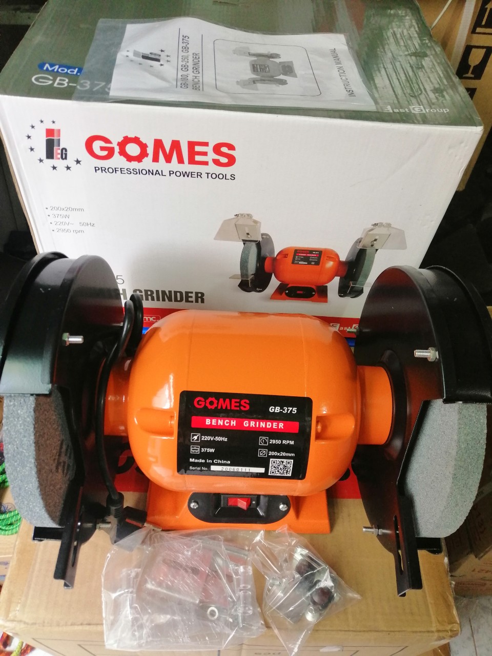 Máy mài 2 đá 200mm Gomes GB-375 tặng kèm 2 bộ đệm cốt lắp đá