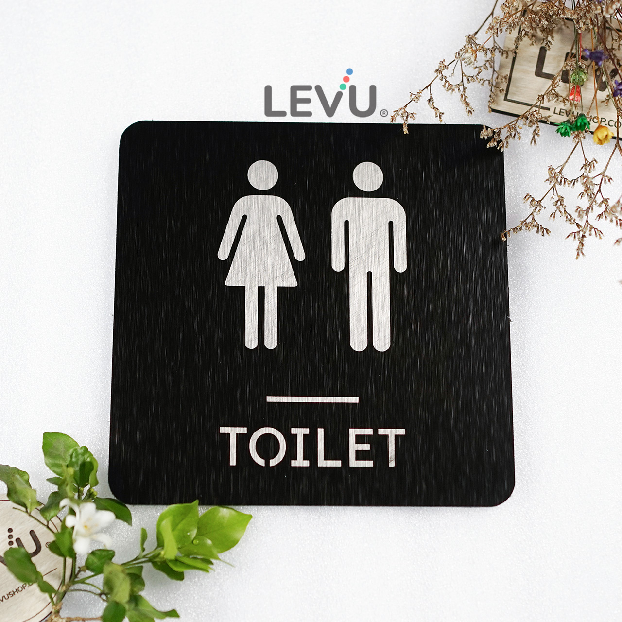 Bảng toilet bằng nhôm alu đen xước trang trí cửa khu vực nhà vệ sinh