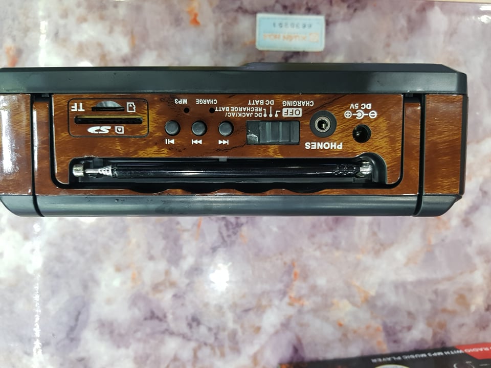 Đài Radio SW-888UAR: Đài sạc pin. Thu sóng 4 kênh FM,AM,SW1,SW2. Có cổng SD, USB, Thẻ nhớ