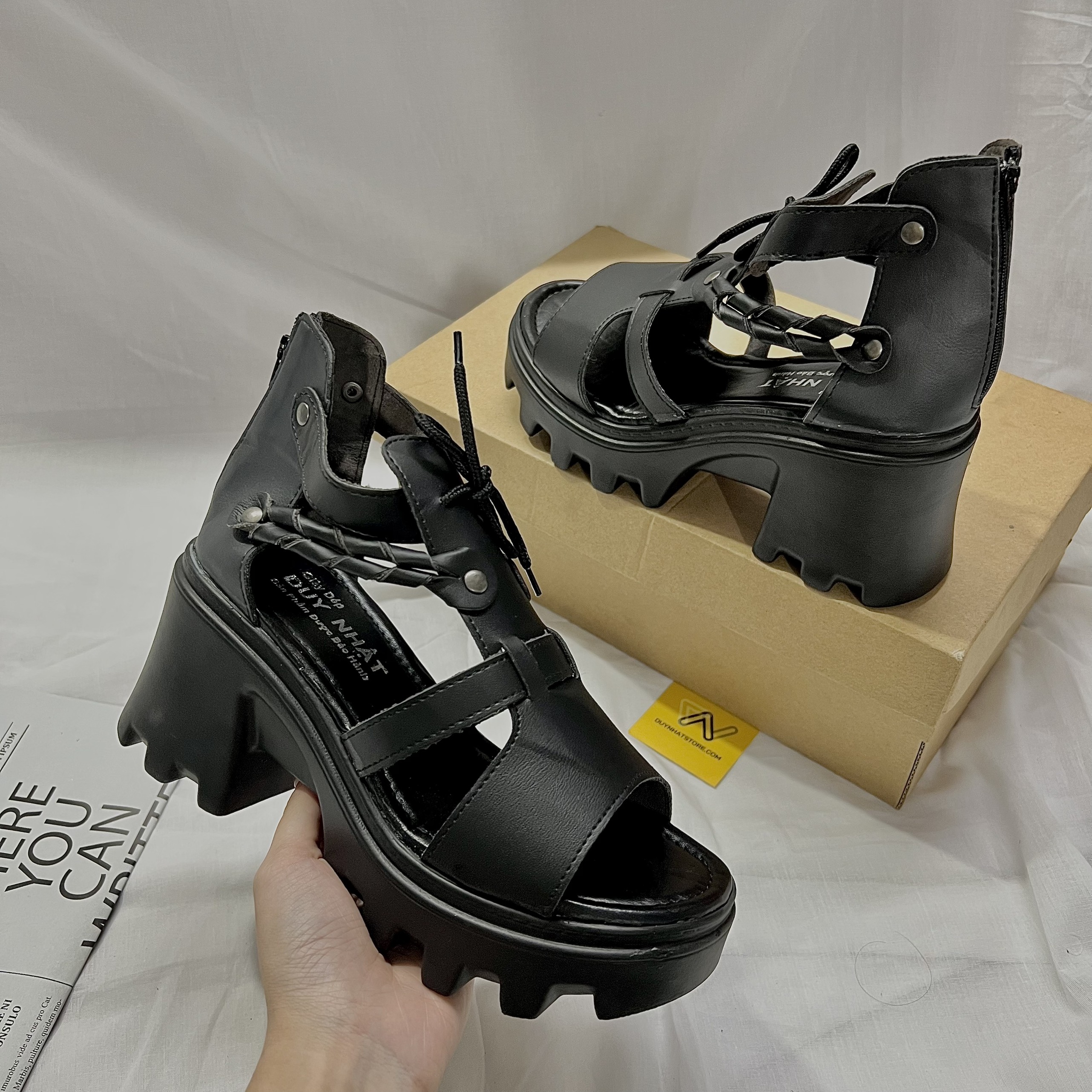 Giày Sandal Nữ Quai Ngang Đế Độn Bánh Mì Màu Trắng Đen Boots Duy Nhật Store Bền Uzzang Chiến Binh Dây Kéo Cao 7cm Cột