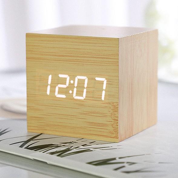 Đồng hồ giả gỗ DAKOP để bàn hình vuông tiên dụng với nhiều chức năng