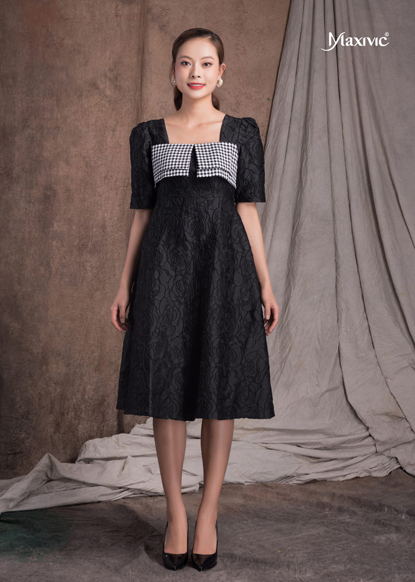 Đầm Đen Hoa Nổi Cổ HQ Caro Maxivic M012207