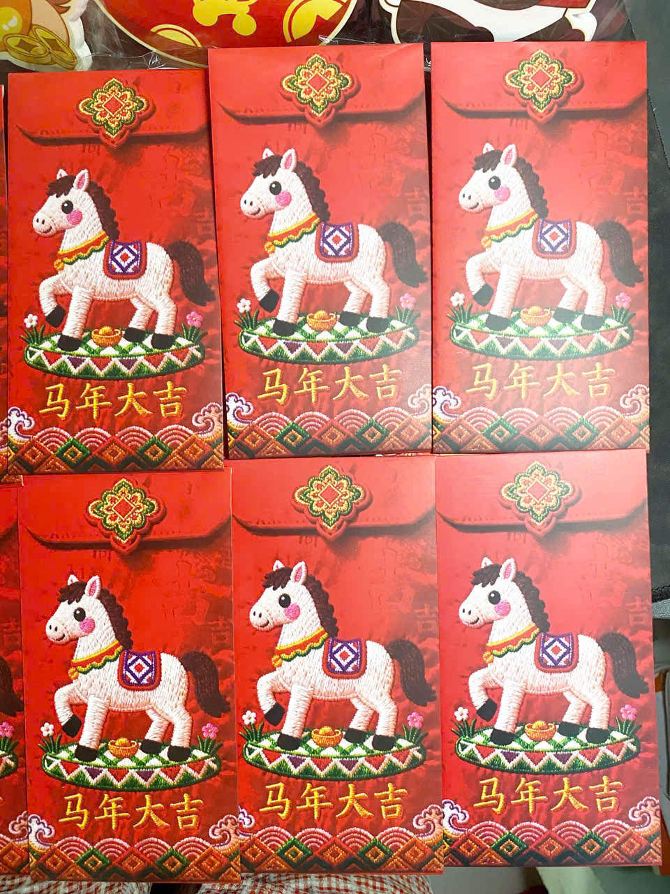 Set Lì Xì Ngựa Thổ Cẩm Giả Thêu In Bìa Đẹp, Bao lì xì Tết Bính Ngọ 2026, Loại Dày Sắc Nét