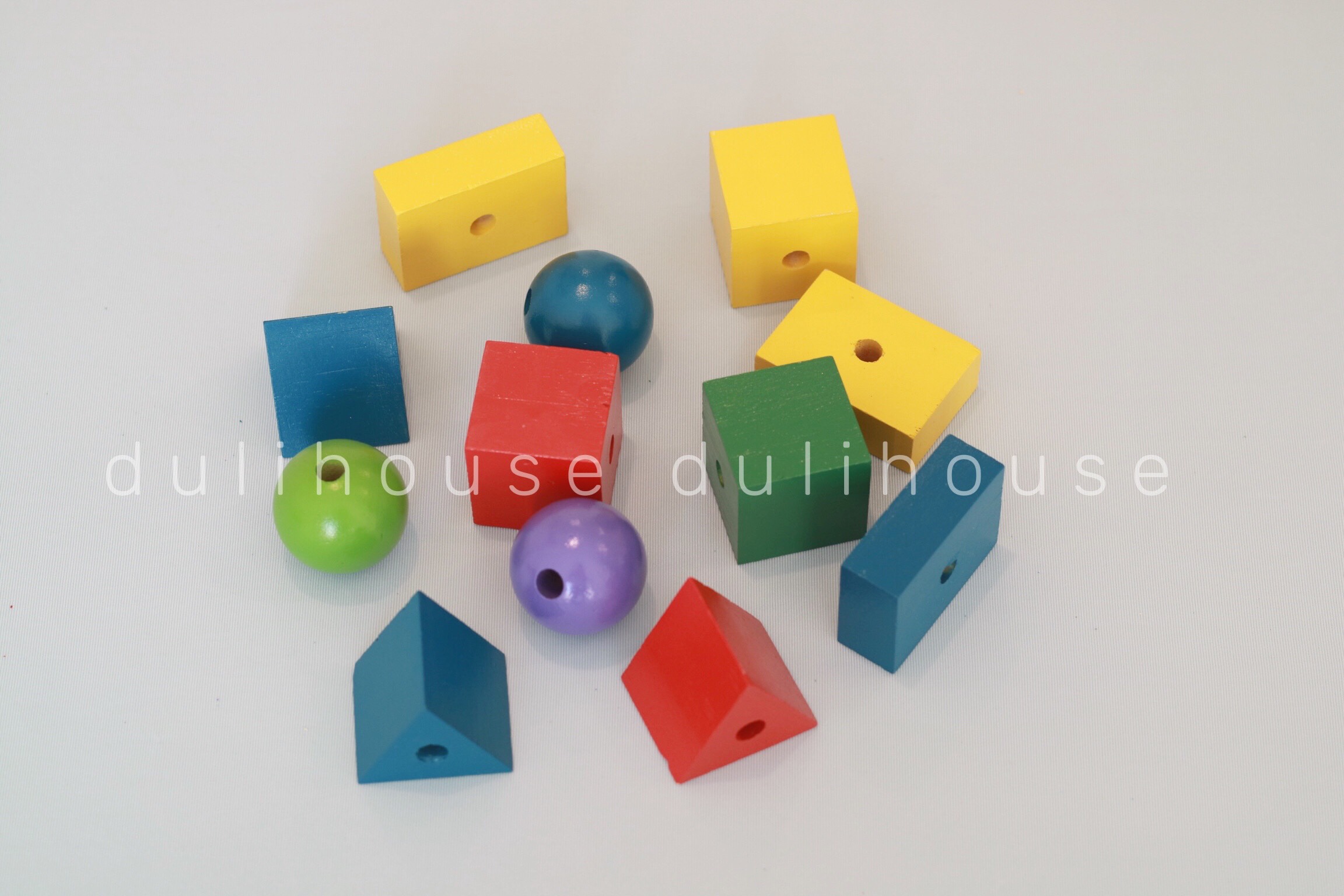 Bộ xâu 12 hình khối nhiều màu giúp bé làm quen và ghi nhớ các khối & màu cơ bản - Sản xuất tại Việt Nam