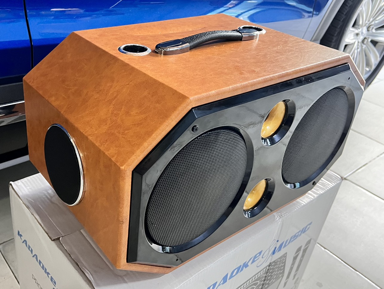 VỎ THÙNG LOA KÉO XÁCH TAY 20 THÙNG BỌC DA CAO CẤP 2 LỖ CHÉP TRƯỚC 8 CM CÓ SẴN HỌNG, 2 LỖ CHÉP BÊN HÔNG 10 CM (HÀNG CHÍNH HÃNG)