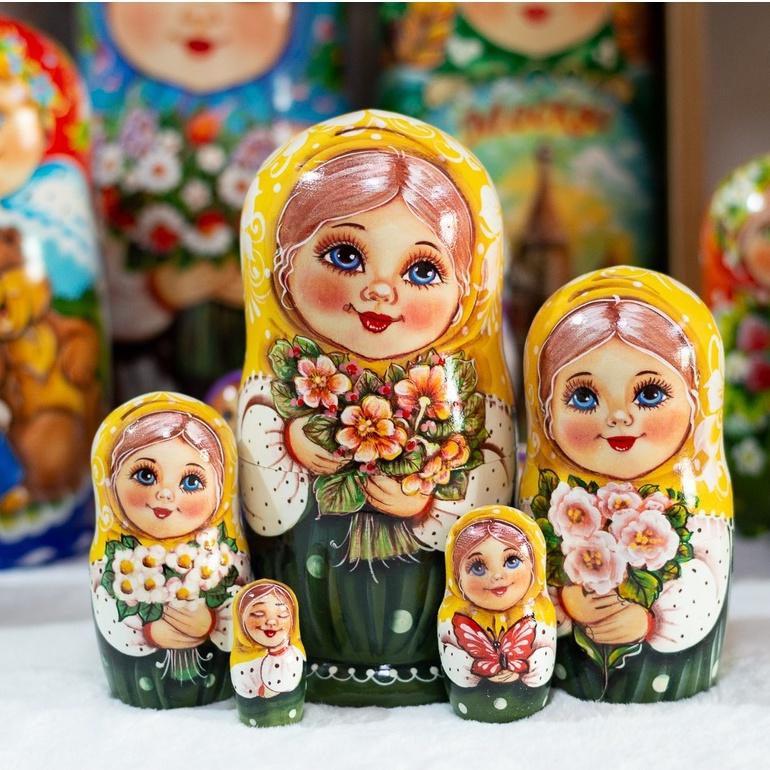 BỘ BÚP BÊ NGA MATRYOSHKA 5 LỚP 18CM "MISA ÔM HOA VÀNG" CỰC ĐẸP VÀ DỄ THƯƠNG