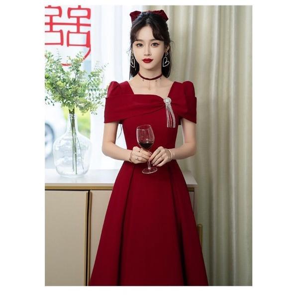 ĐẦM XÒE ĐỎ TRỄ VAI KÈM PHỤ KIỆN