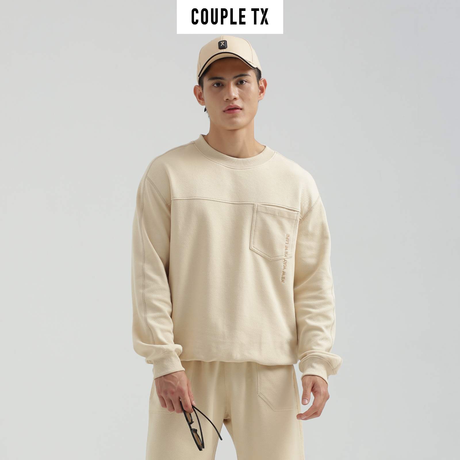 COUPLE TX - Áo Sweater Nam Vải Gân Chéo Thêu Typo Túi MSW 1017
