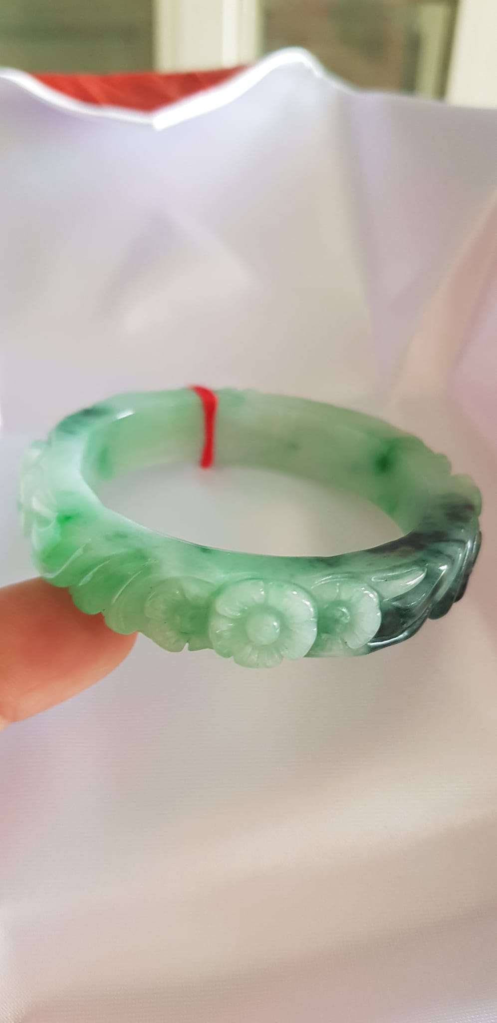 Vòng cẩm thạch tự nhiên chạm Bông Hoa Mai tròn mới đẹp tuyệt vời bản vuông Ni 48mm x cao 12mm x dầy 8mm 100% Đá cẩm thạch thiên nhiên màu Xanh ngọc bóng đẹp đều cả vòng điểm xanh sơn thủy đậm 1 góc thiệt đẹp Nữ 35kg - 48kg đeo ạ