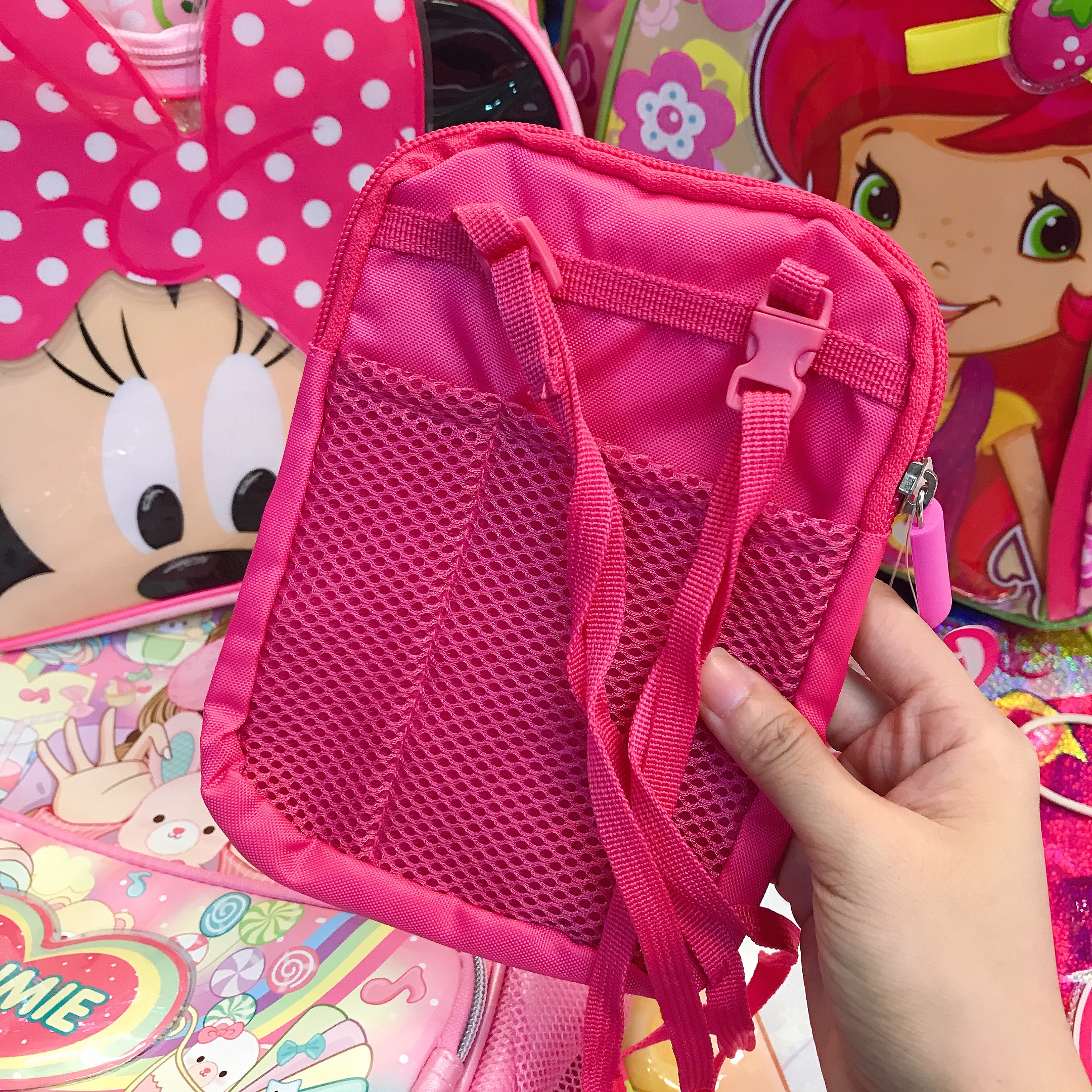 Túi đeo chéo dẹp hình Barbie 3 ngăn có nắp đậy màu hồng cho bé gái (Thái Lan) - 200BB23726159 (12.5x2x18cm)