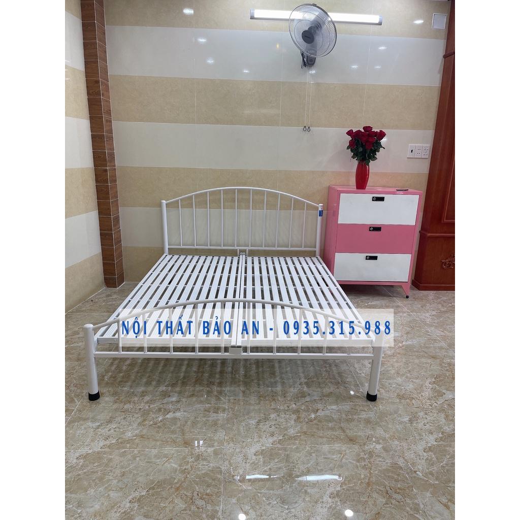 Giường sắt kích cỡ 3 người nằm 1m8x2m KIỂU DÁNG HIỆN ĐẠI