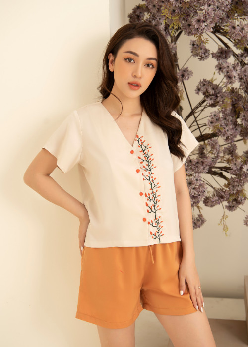 Đồ ngủ mặc nhà nữ Freedy Bộ ngắn tay lụa ngọc trai  be cam hoa thêu vạt trái