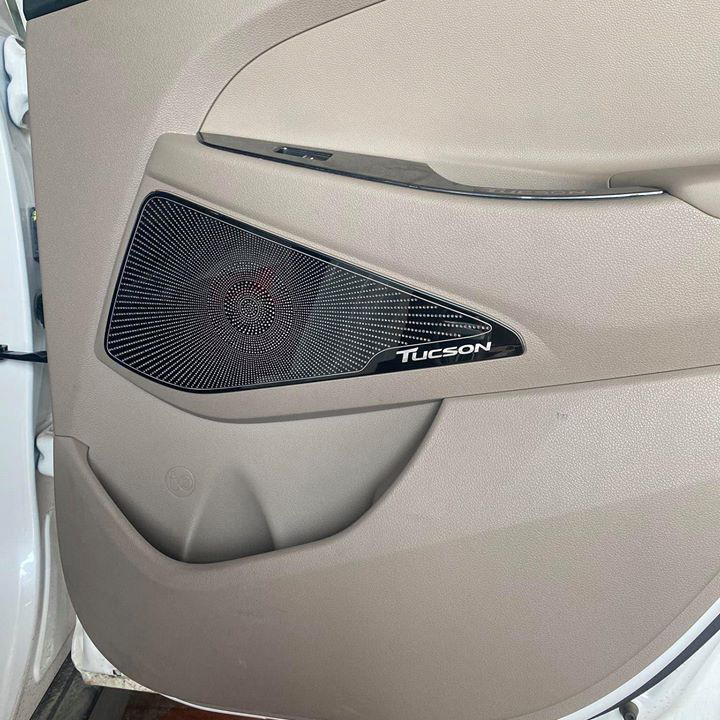 Ốp trang trí, bảo vệ màng loa dành cho xe Hyundai Tucson 2016-2020 vân phay xước
