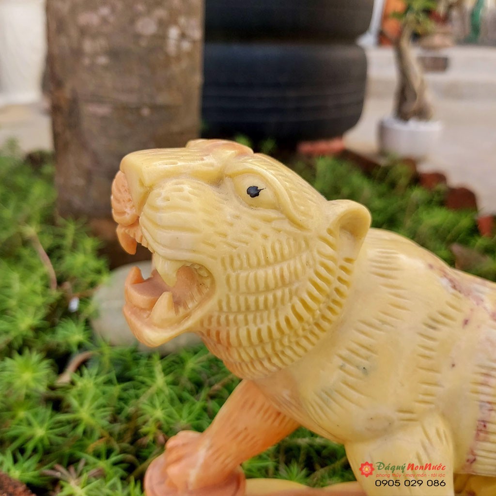 Tượng đá cọp 12 con giáp phong thủy đứng thỏi vàng đá cà rốt 21cm đá Non Nước