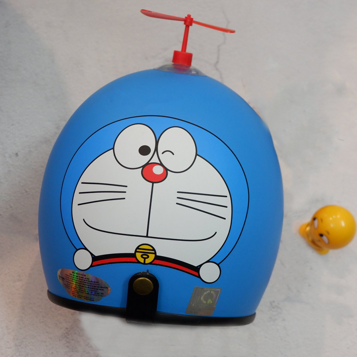 Mũ Bảo hiểm đẹp 3/4 đầu Doraemon Kèm chong chóng thần kỳ + Tặng thú nhún Emoij siêu cute