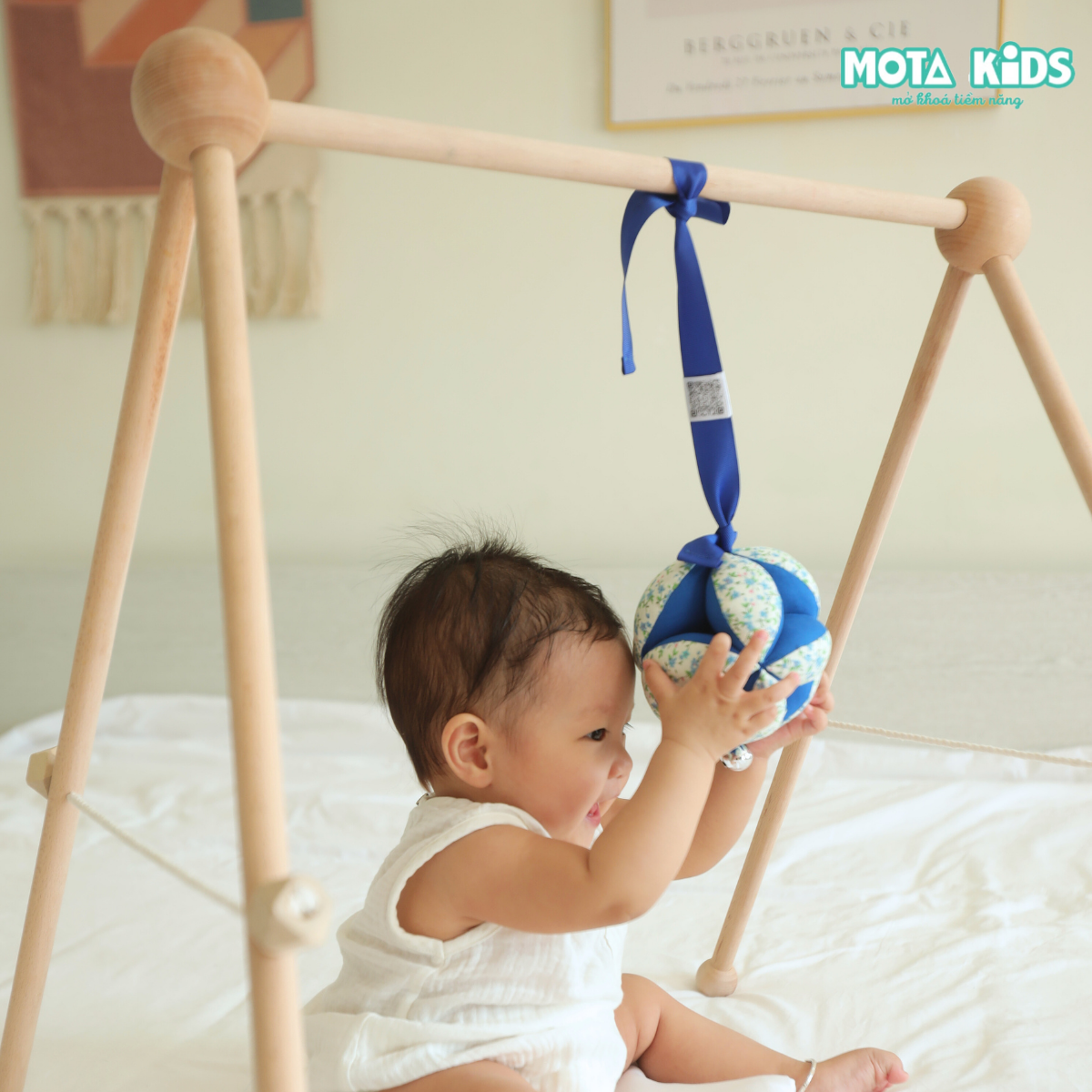 Kệ chữ A gỗ sồi cao cấp cho bé từ 0-3 tháng Montessori Mota hỗ trợ treo đồ chơi - Làm điểm tựa tập ngồi -Hàng chính hãng