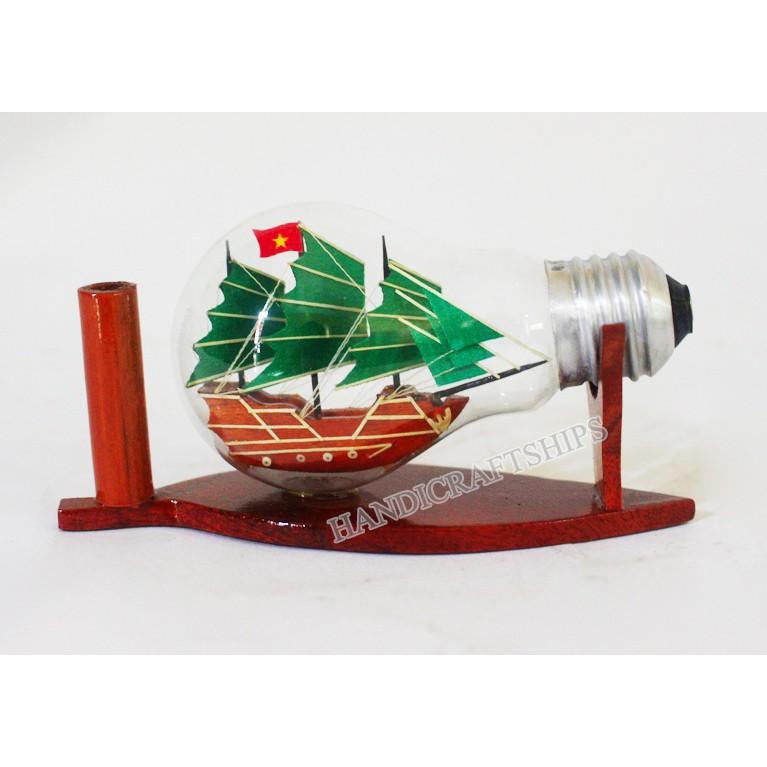 Thuyền buồm gỗ Hạ Long trong bóng đèn