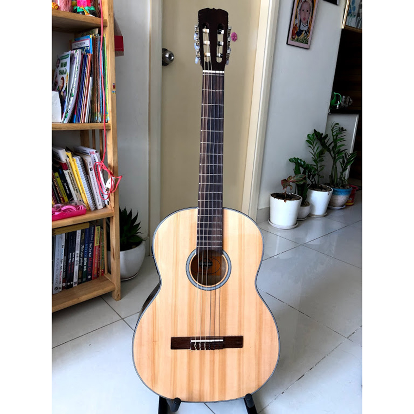 Đàn guitar classic model DVE70CX có EQ 7545R cho ra âm thanh tốt dành cho bạn mới tập