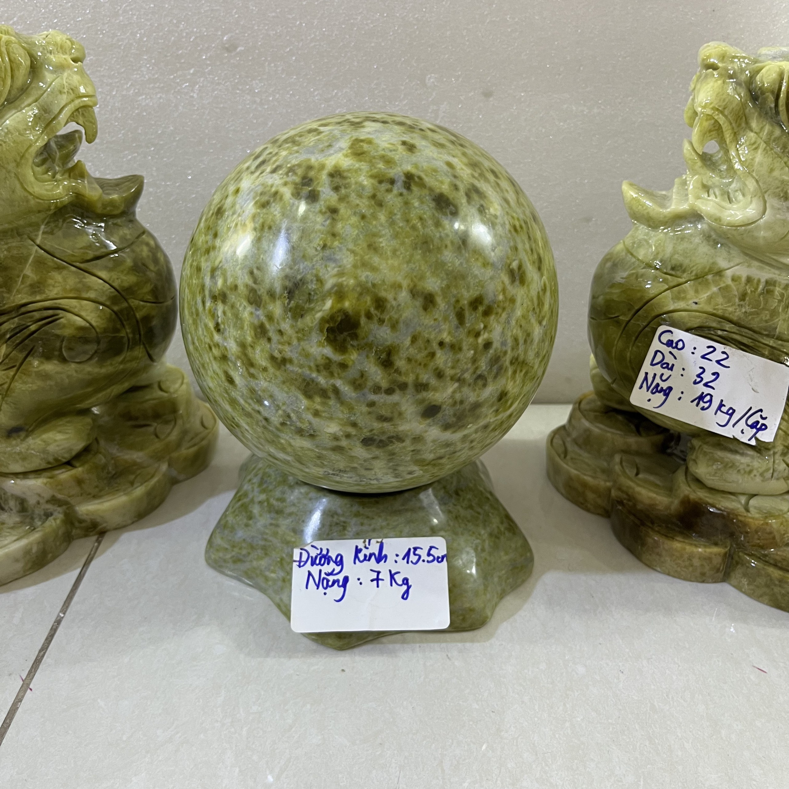 Quả cầu phong thủy đường kính 15 cm ngọc serpentine xanh cho mệnh Hỏa và Mộc đá tự nhiên Việt Nam