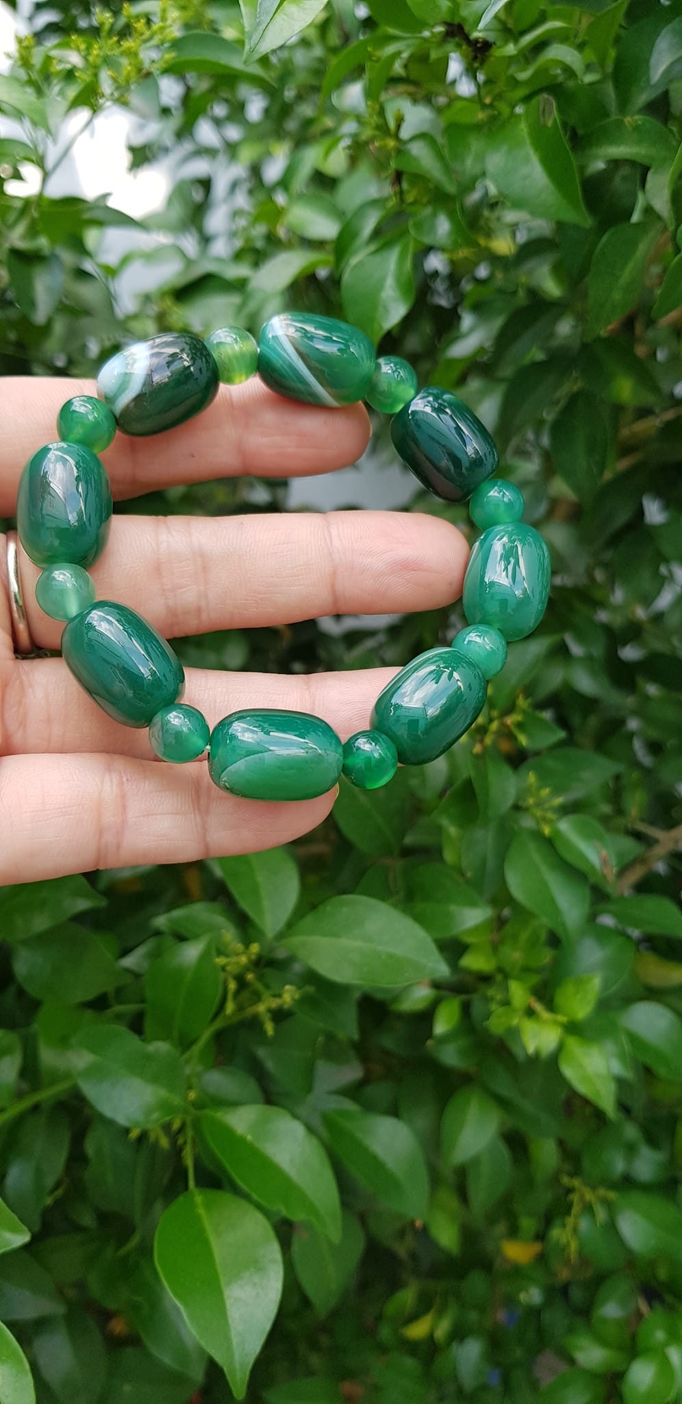 Vòng tay nữ đá mã não xanh cánh sen đậm phối kiểu hạt thống hạt tròn Size hạt 13mm Màu xanh cánh sen đậm vân tự nhiên rẻ xinh đẹp ạ