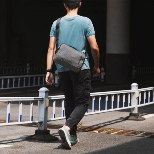 TÚI ĐEO ĐA NĂNG TOMTOC (USA) CROSSBODY DÀNH CHO IP.AD 10.5/PRO 11INCH/TABLET/NOTEBOOK - HÀNG CHÍNH HÃNG