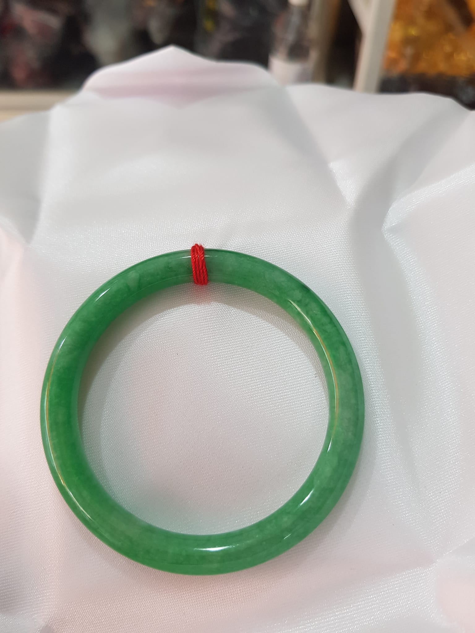 Vòng Tay Đá Cẩm Thạch Đậu 50mm x 7mm đẹp Màu Xanh Ngọc Đậu đều đẹp Hợp mệnh Hỏa Mộc Thủy Nữ cân nặng 50kg - 55kg đeo đẹp ạ
