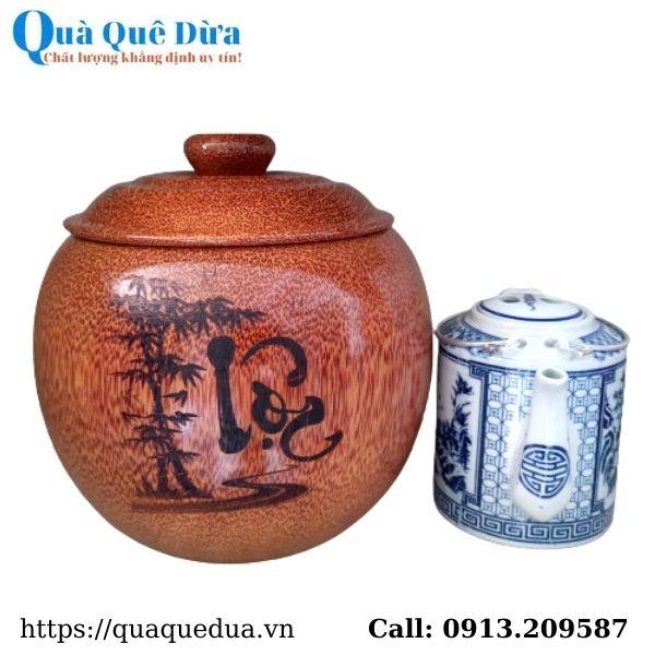 Bộ Bình Trà Gỗ Dừa Gọn Đẹp Khắc Hoa Văn Lồng Chữ Lộc Và Bình Trà 700 - 950ml - Sản Phẩm Được Sản Xuất Tại Bến Tre