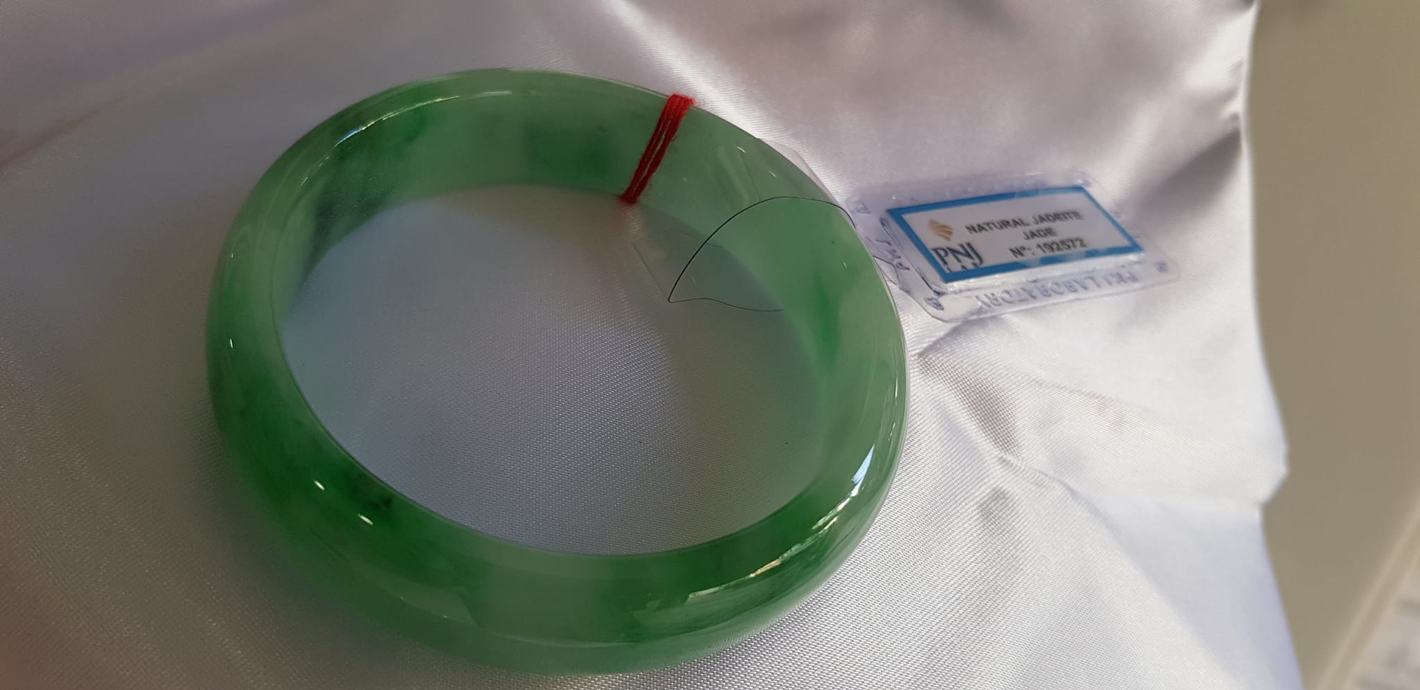 Vòng Cẩm Thạch tự nhiên Vip Bản Hẹ Lý Sao Sao Sao 54mm x cao 15mm x dầy 7mm Vòng cẩm thạch kiểm định P No 192572 Màu ngọc nhẹ sáng bóng vân lý đậm thiệt đẹp Nữ 52kg - 58kg đeo đẹp ạ