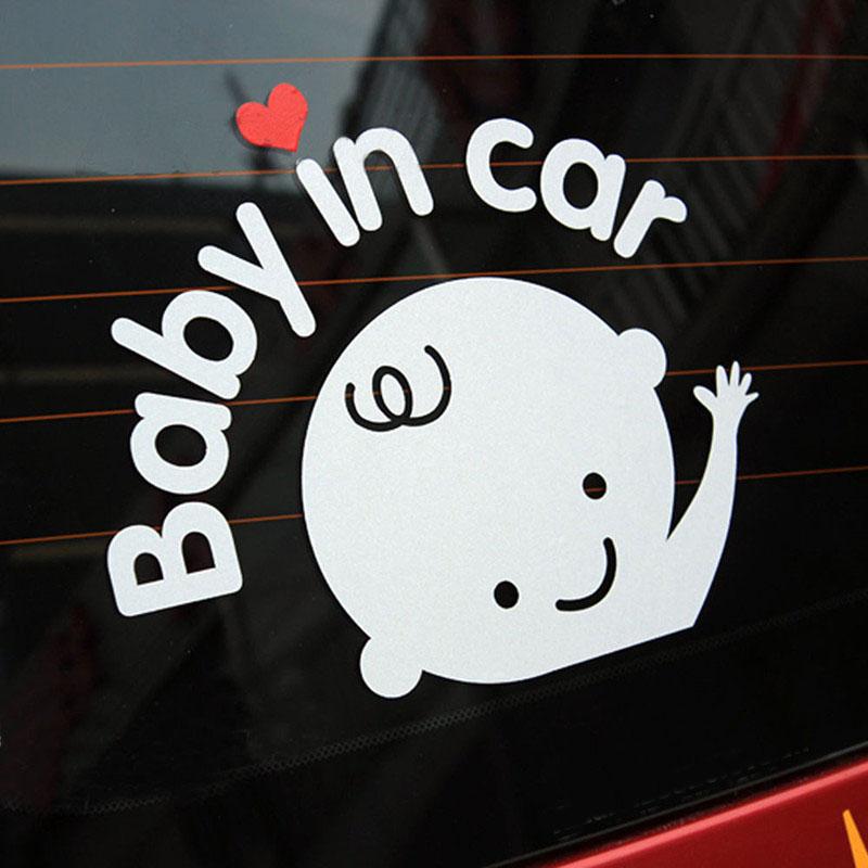 Tem BABY IN CAR dán phía sau và hai bên xe ô tô