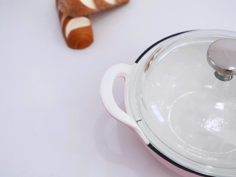 Nồi Gang Tráng Men Sứ Cao Cấp Seka SKG420 Size 20cm,Kèm Vung Kính Cao Cấp An Toàn - Hàng Chính Hãng