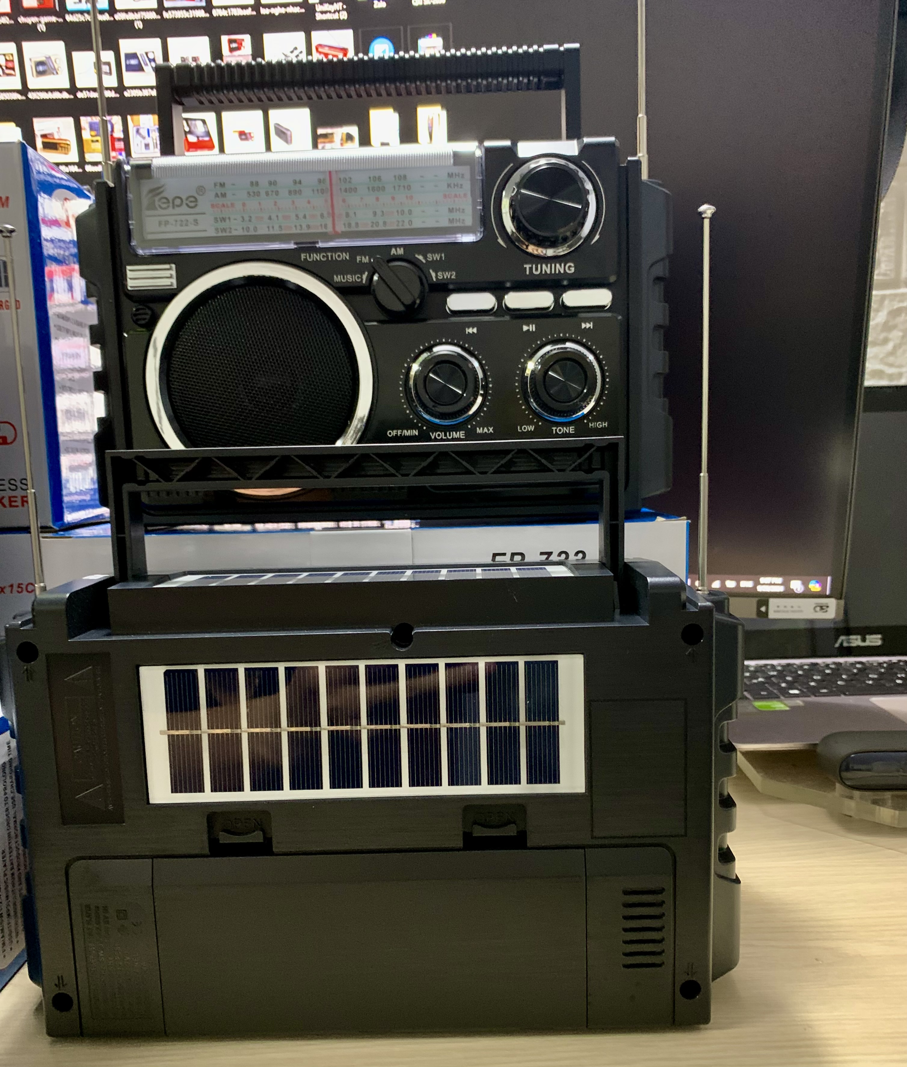 Đài FM Radio Nghe Nhạc FEPE FP-722-S Bluetooth-Sạc Năng Lượng Mặt Trời,Thiết Kế Cổ Điển Sang Trọng ,2 Ăn-Ten Bắt Sóng Mạnh Hỗ Trợ USB và Thẻ Nhớ- Hàng Chính Hãng
