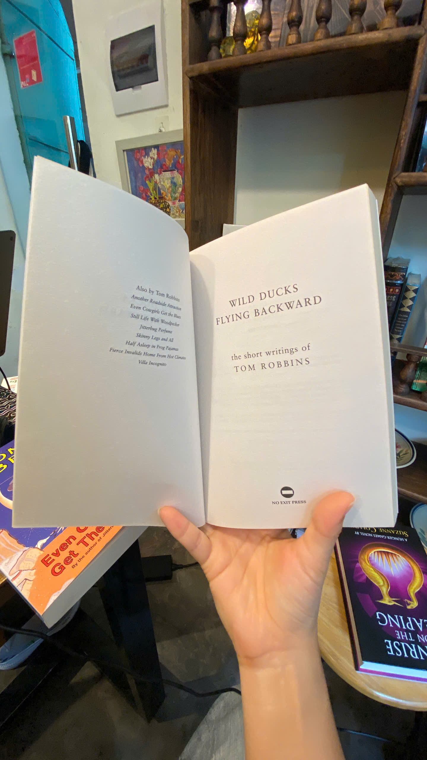 Sách - Wild Ducks Flying Backward by Tom Robbins | English Short Stories - Sách truyện ngắn