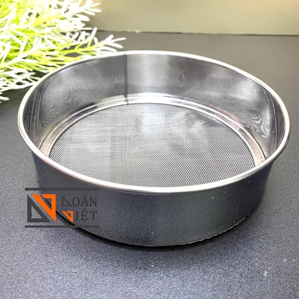 Dụng cụ RẮC CACAO, RÂY BỘT INOX loại nhỏ 14,5cm - Dụng cụ làm bánh lưới khít, pha chế vợt lược rau má dừa, rắc Ca Cao. Đồ Gia Dụng nhà bếp pha chế làm bánh nguyên liệu