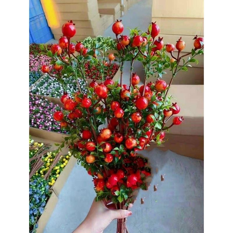 Cành lựu giả màu đỏ tươi cắm bình