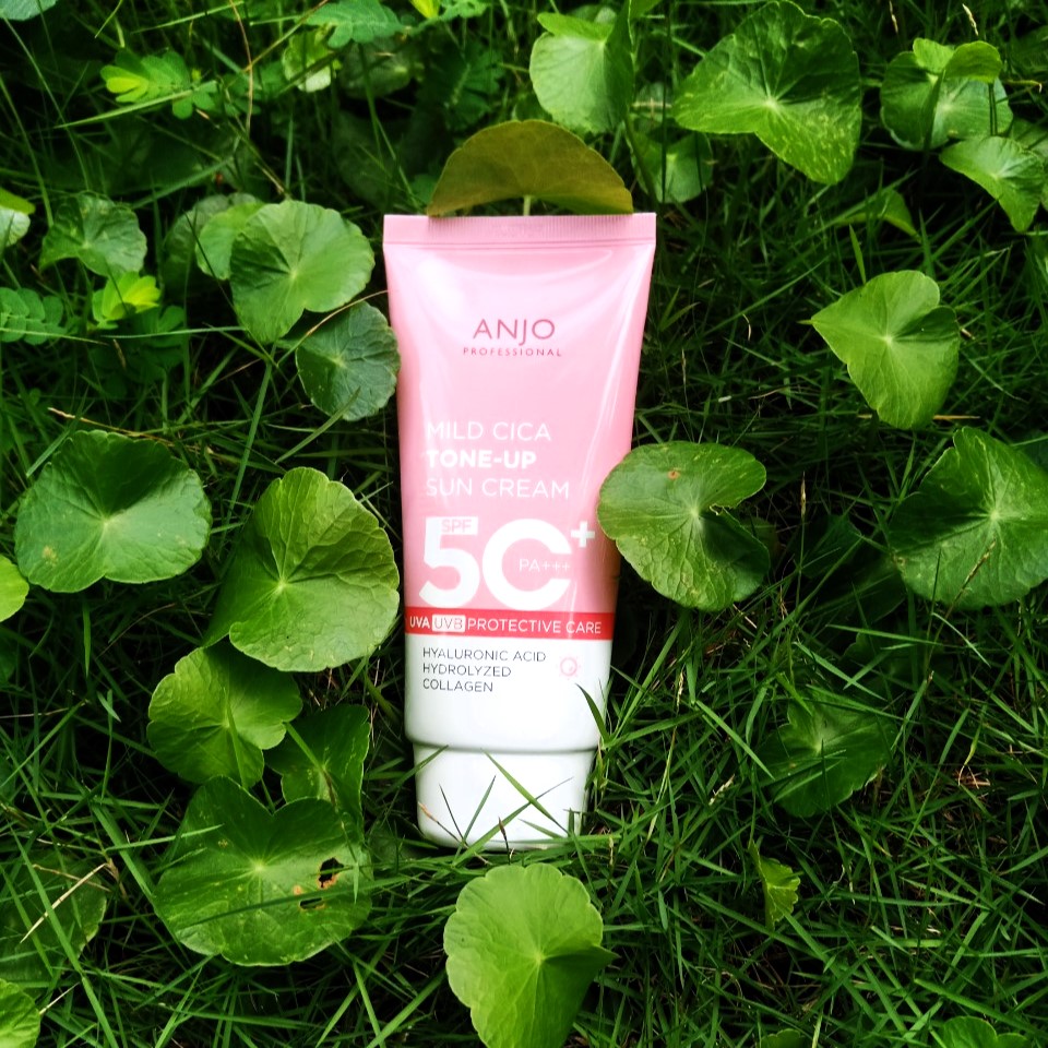 KEM CHỐNG NẮNG CAO CẤP TINH CHẤT RAU MÁ PHỔ RỘNG LỌC ĐA TẦNG BẢO VỆ DA TỐI ƯU ANJO PROFESSIONAL MILD CICA TONE-UP SUN CREAM SPF50+ PA+++