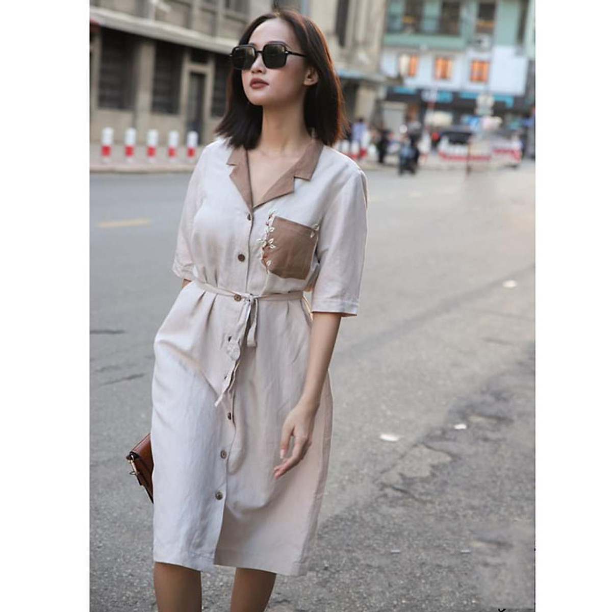 Đầm suông linen tưng premium sơ mi cổ hai ve thêu hoa ngực trẻ trung