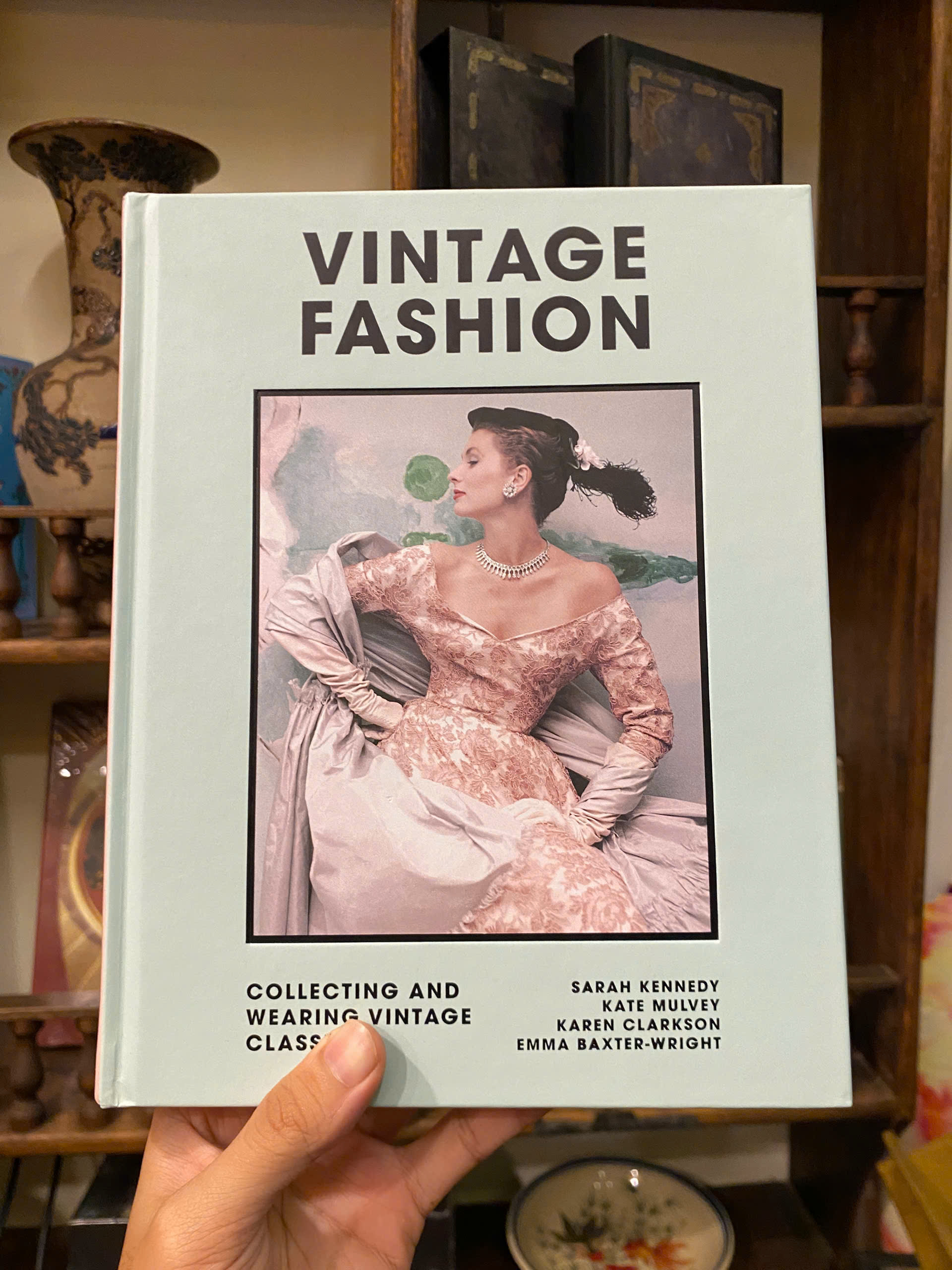 Sách - Vintage Fashion: Collecting & wearing designer classics by Sarah Kennedy | Bìa cứng
