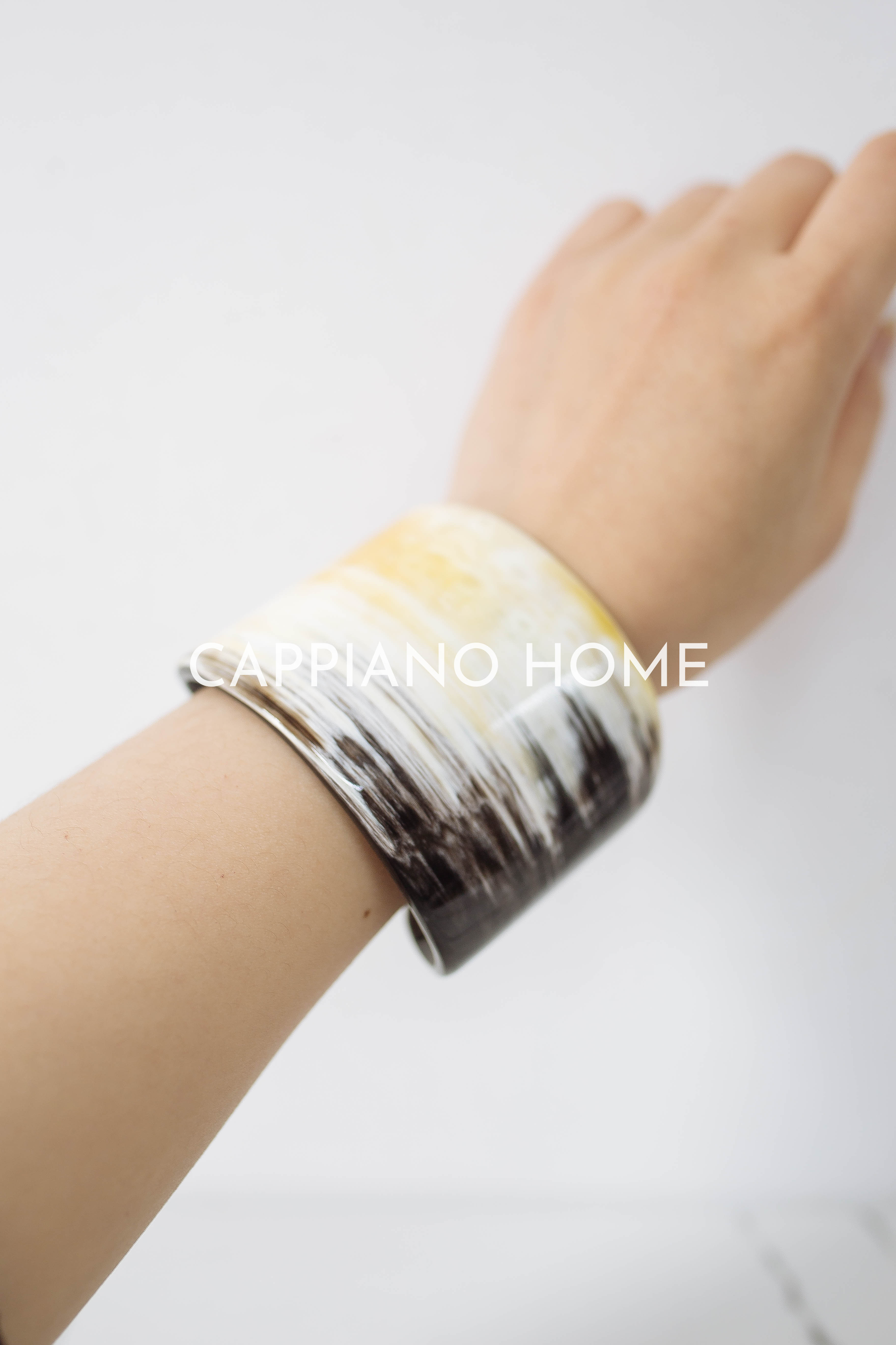 Vòng tay boho bản lớn, Vòng khảm sừng trâu họa tiết cao cấp | Cappiano Home