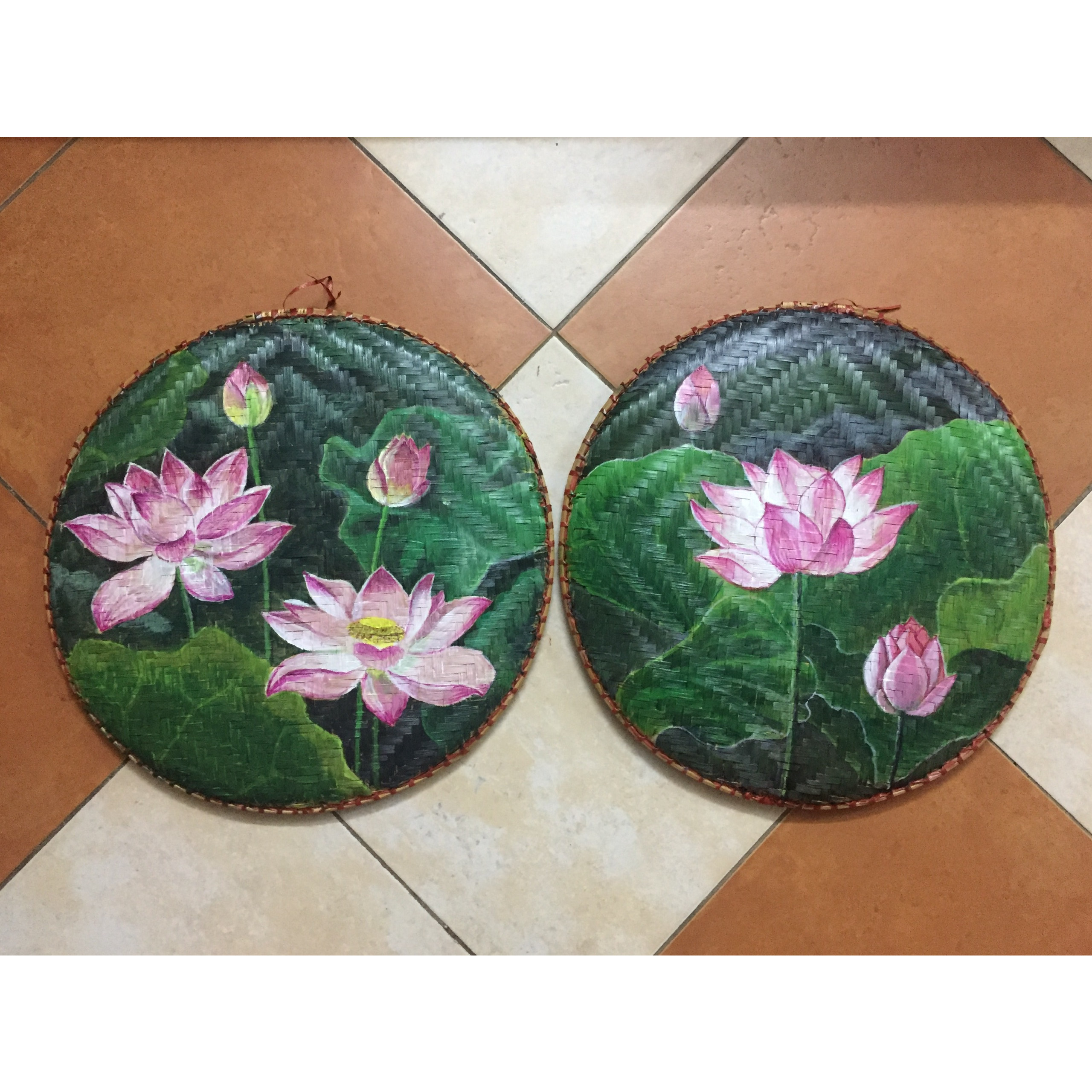 Tranh hoa sen vẽ trên mẹt tre