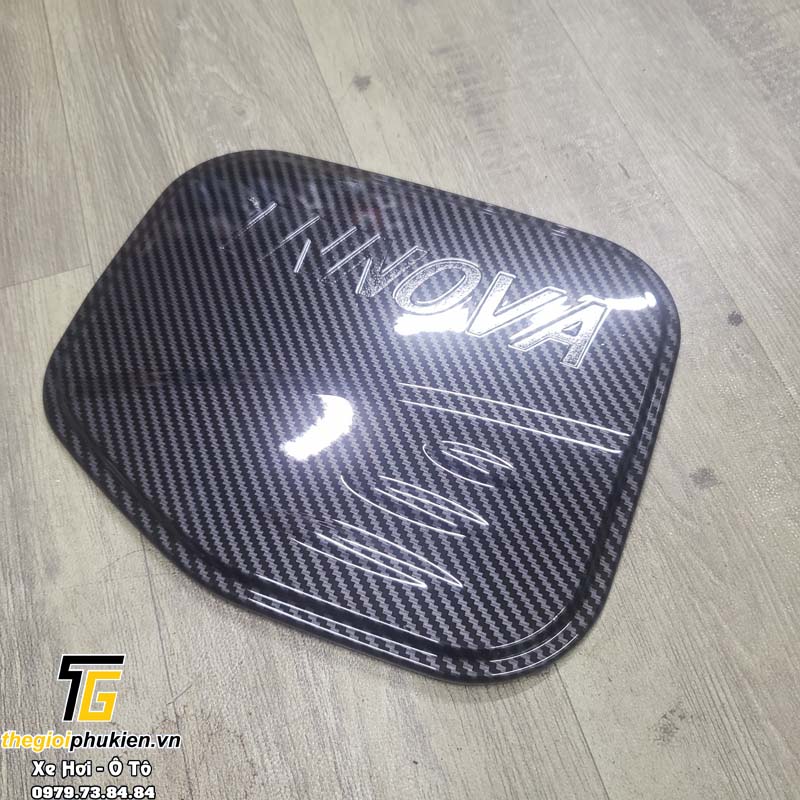 Ốp nắp bình xăng Toyota Innova 2017-2022 vân carbon, cacbon