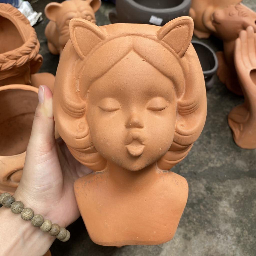 Chậu đất nung bé gái trang trí tiểu cảnh, trồng sen đá siêu xinh - 14*14*19cm