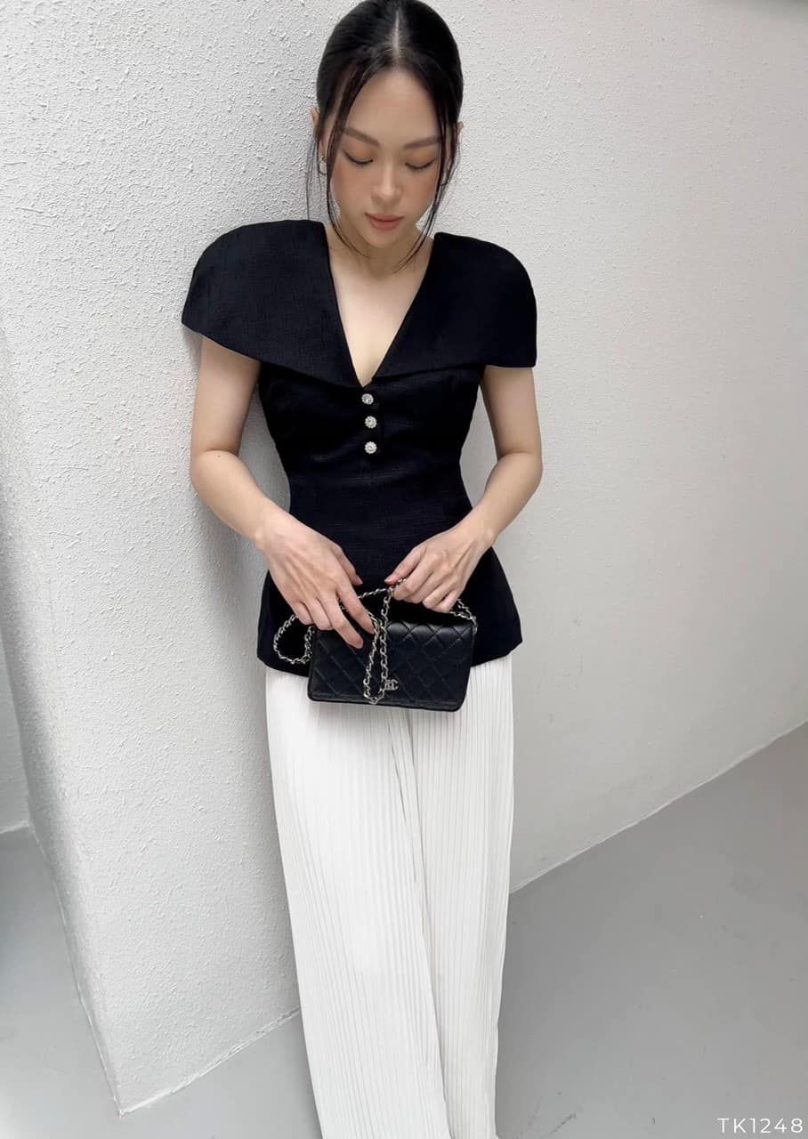 Áo peplum cổ V 3 nút kiểu tay bồng có 2 màu trắng, đen