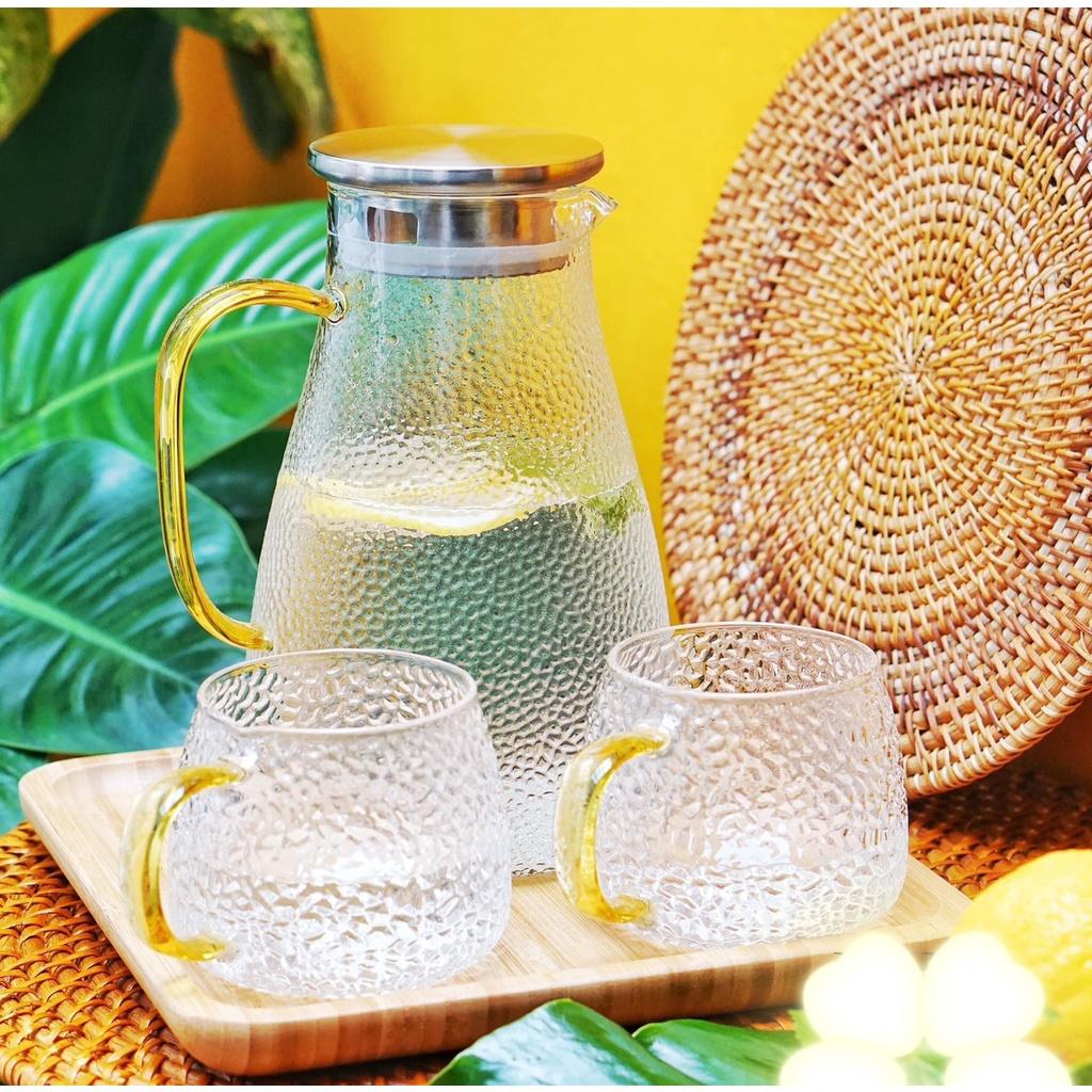 Combo bình đựng nước thủy tinh kèm 6 cốc vân sần thấp và khay gỗ