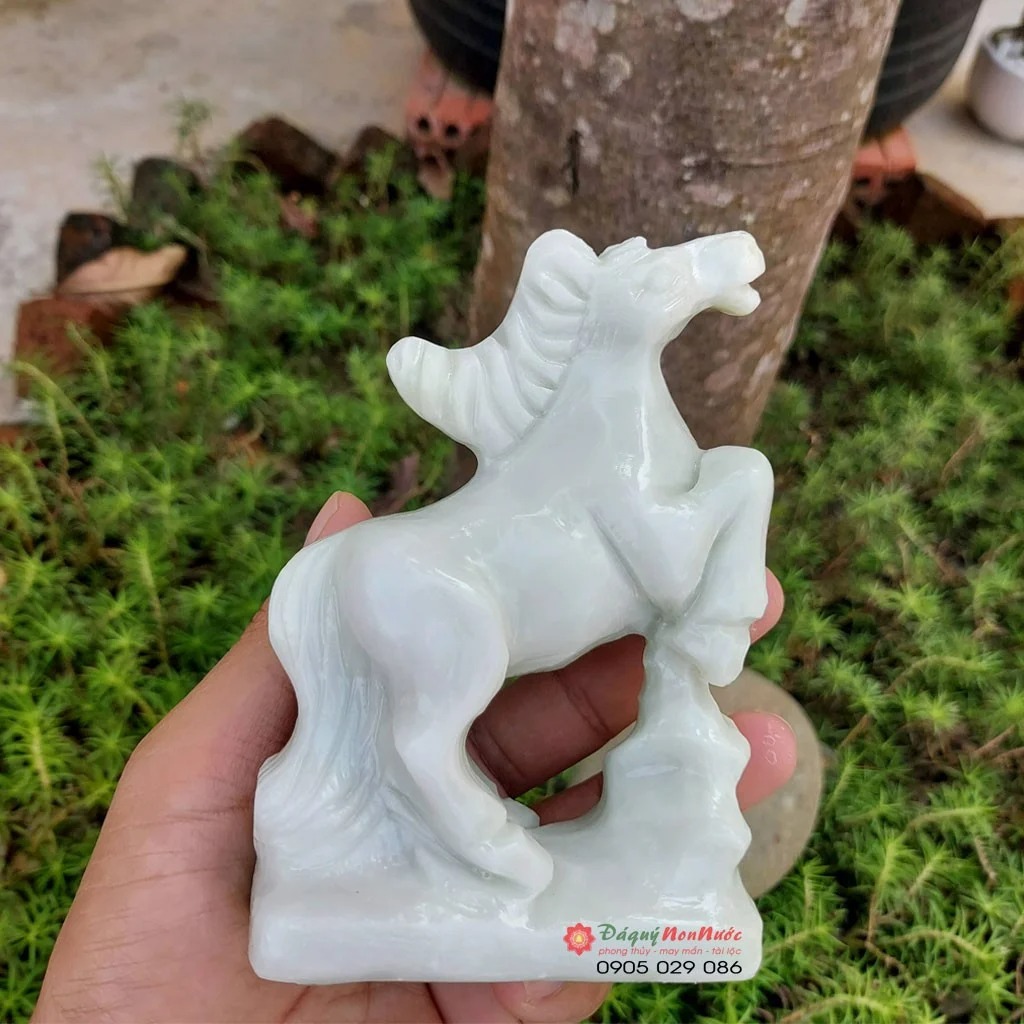 Tượng ngựa tuổi Ngọ phong thủy 12 con giáp đá trắng xanh 12cm - đá Non Nước