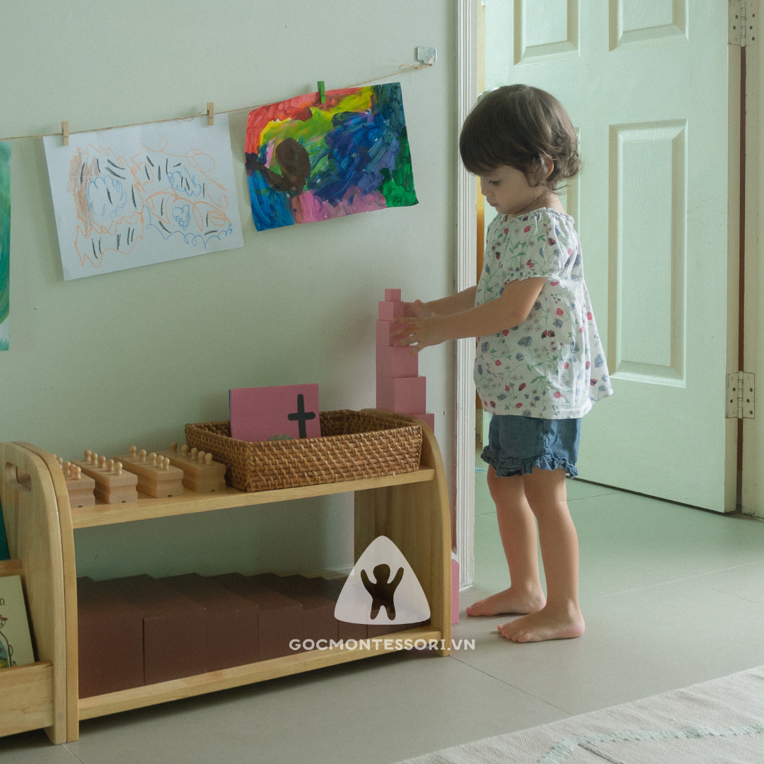 Kệ Montessori để đồ chơi cho bé