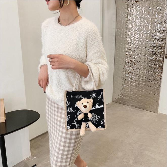 Túi cói mini thời trang gấu bông màu đen chữ trắng Phong cách Thời trang Trương Gia 06