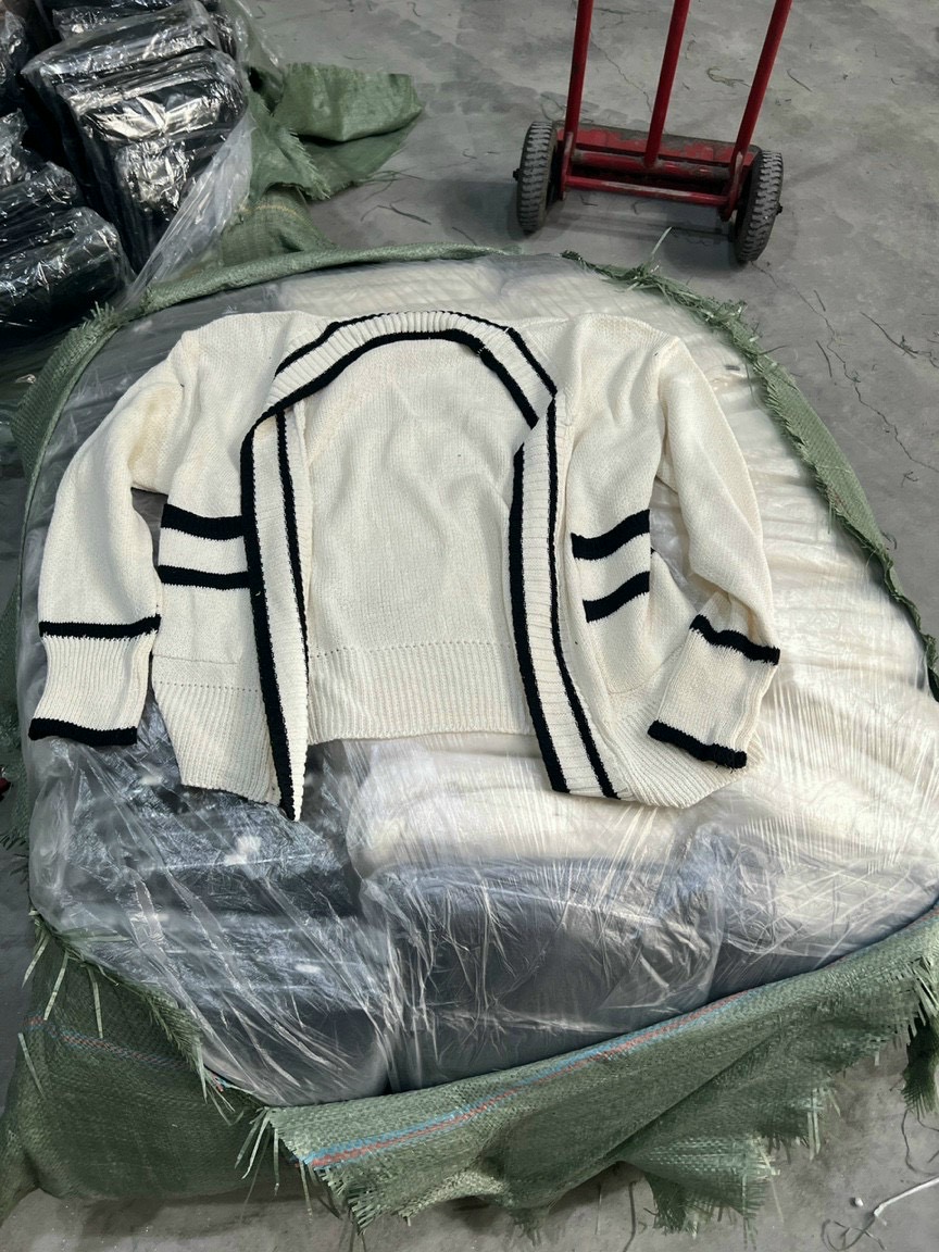 Áo khoác cardigan len viền sọc có túi thơi trang