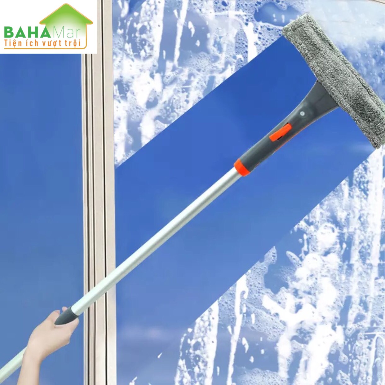 CÂY LAU KÍNH 3 TRONG 1 BAHAMAR rất tiện dụng khi tích hợp cả bình xịt gắn vào đầu cây lau có gạt kính và bông lau đồ